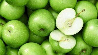 हिरवे सफरचंद गुणवत्तेच्या बाबतीत थोडे पुढे आहे. कारण त्यात भरपूर व्हिटॅमिन ए, बी, सी, ई आणि के असतात. याशिवाय लोह, पोटॅशियम आणि प्रथिनांचे प्रमाणही जास्त असते. जर एखाद्याला मधुमेहाची समस्या असेल तर लाल सफरचंदाऐवजी हिरवे सफरचंद खाऊ शकतो.