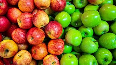हिरवे सफरचंद थोडेसे आंबट असते. त्याचे कवचही जाड असते. लाल सफरचंदाचे साल पातळ असते. खाण्यासाठी अधिक गोड आणि रसाळ असते. त्यामुळे अनेक लोक चवीच्या बाबतीत लाल सफरचंदांना प्राधान्य देतात.