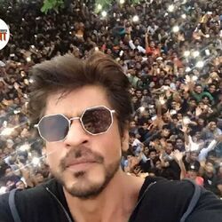 <p>বাড়ির বারান্দা থেকে ভক্তদের দেখা দিলেন 'পাঠান' শাহরুখ</p>