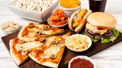 पिझ्झा बर्गरसारखे प्रक्रिया केलेले पदार्थ टाळा. असे अन्न खाल्ल्याने शरीरातील खराब कोलेस्टेरॉल आणि चरबीचे प्रमाण वाढते. ते पूर्णपणे हानिकारक आहे.