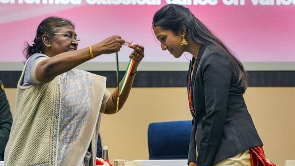 <p>নৃত্যশিল্পী এম গৌরবী রেড্ডিকে প্রধানমন্ত্রী রাষ্ট্রীয় বাল পুরস্কার প্রদান করছেন রাষ্ট্রপতি দ্রৌপদী মুর্মু। ছবি: পিটিআই</p>