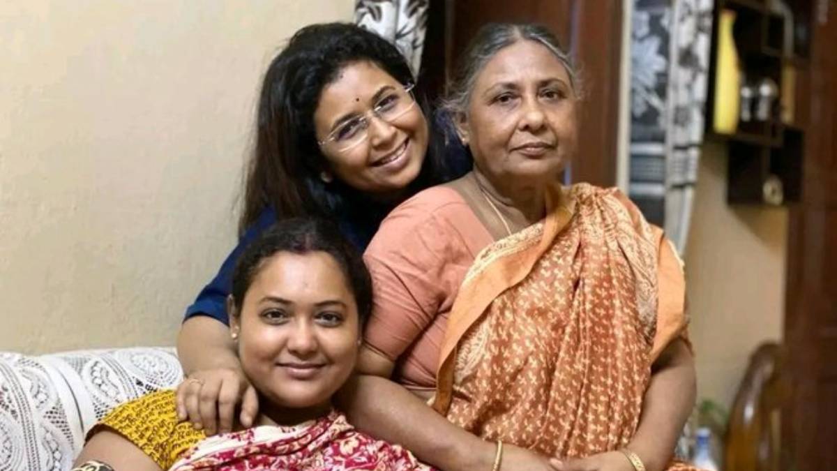 <p>দুই মেয়ের সঙ্গে প্রীতিকণা।</p> <p>দুই মেয়ের সঙ্গে প্রীতিকণা।</p>