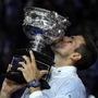 <p>ফাইনালে সিসিপাসকে হারিয়ে চ্যাম্পিয়ন জকোভিচ (ছবি-AP)</p>