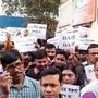 <p>ব্যাঙ্কশাল আদালতে DA-র দাবিতে বিক্ষোভ দেখাচ্ছেন রাজ্য সরকারি কর্মীরা।</p>