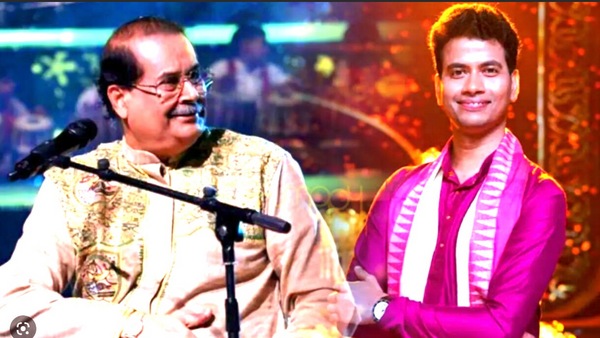 <p>অজয় চক্রবর্তী ও পদ্মপলাশ</p> <p>অজয় চক্রবর্তী ও পদ্মপলাশ</p>