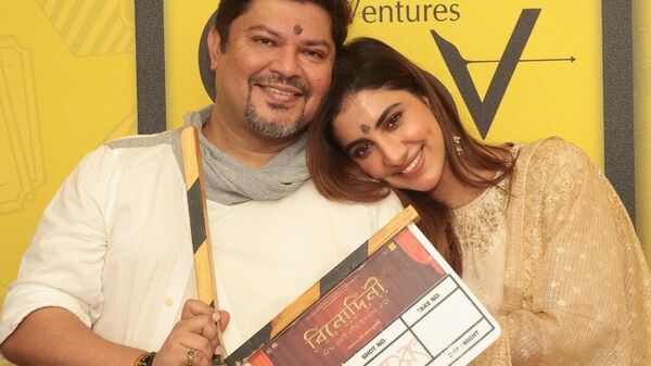 <p>রামকমল মুখোপাধ্যায়ের সঙ্গে রুক্মিণী</p>