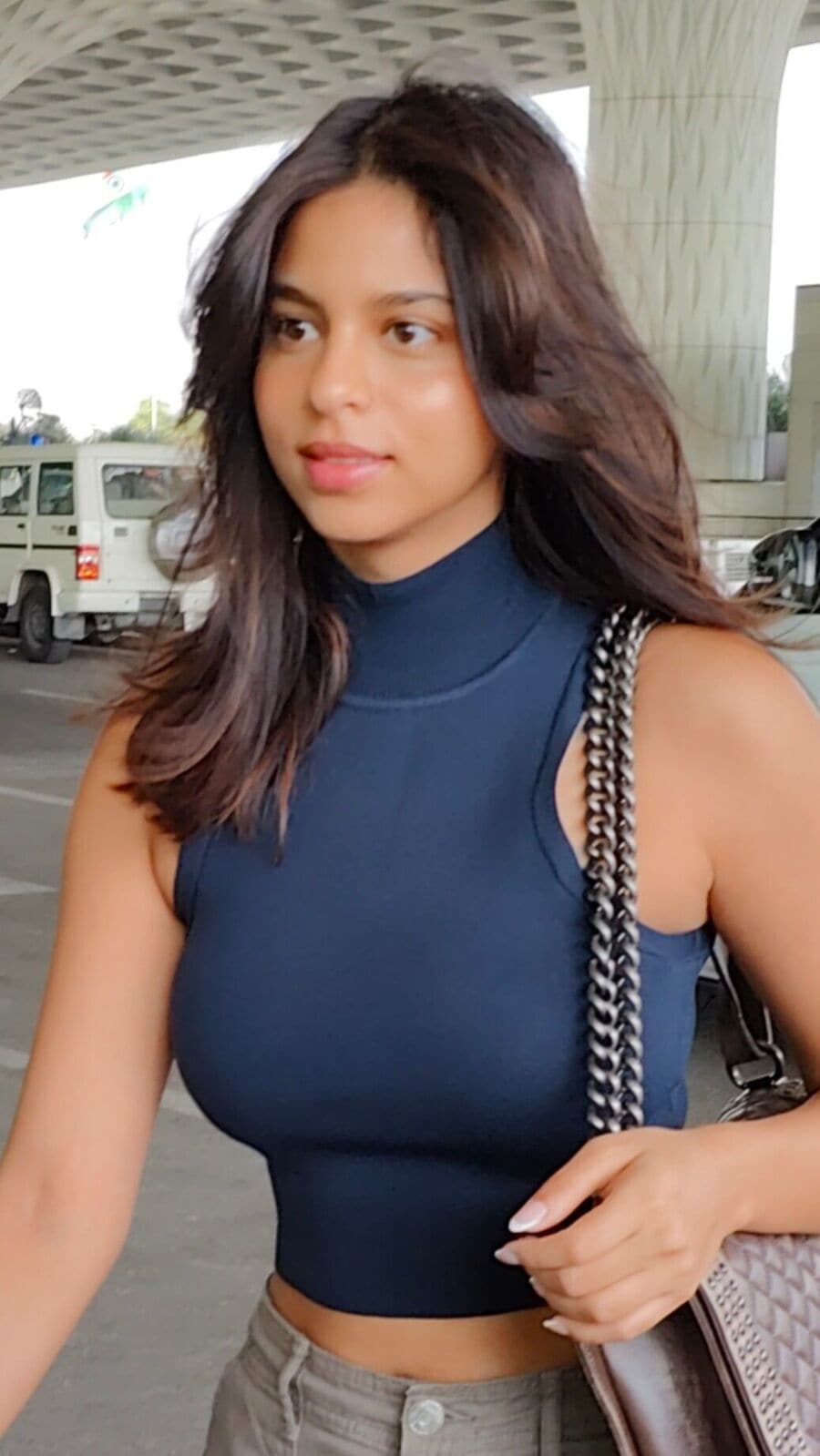 বিনা মেকআপেও গ্ল্যামার ফেটে পড়ছে, মুম্বই বিমানবন্দরে লেন্সবন্দি সুহানা