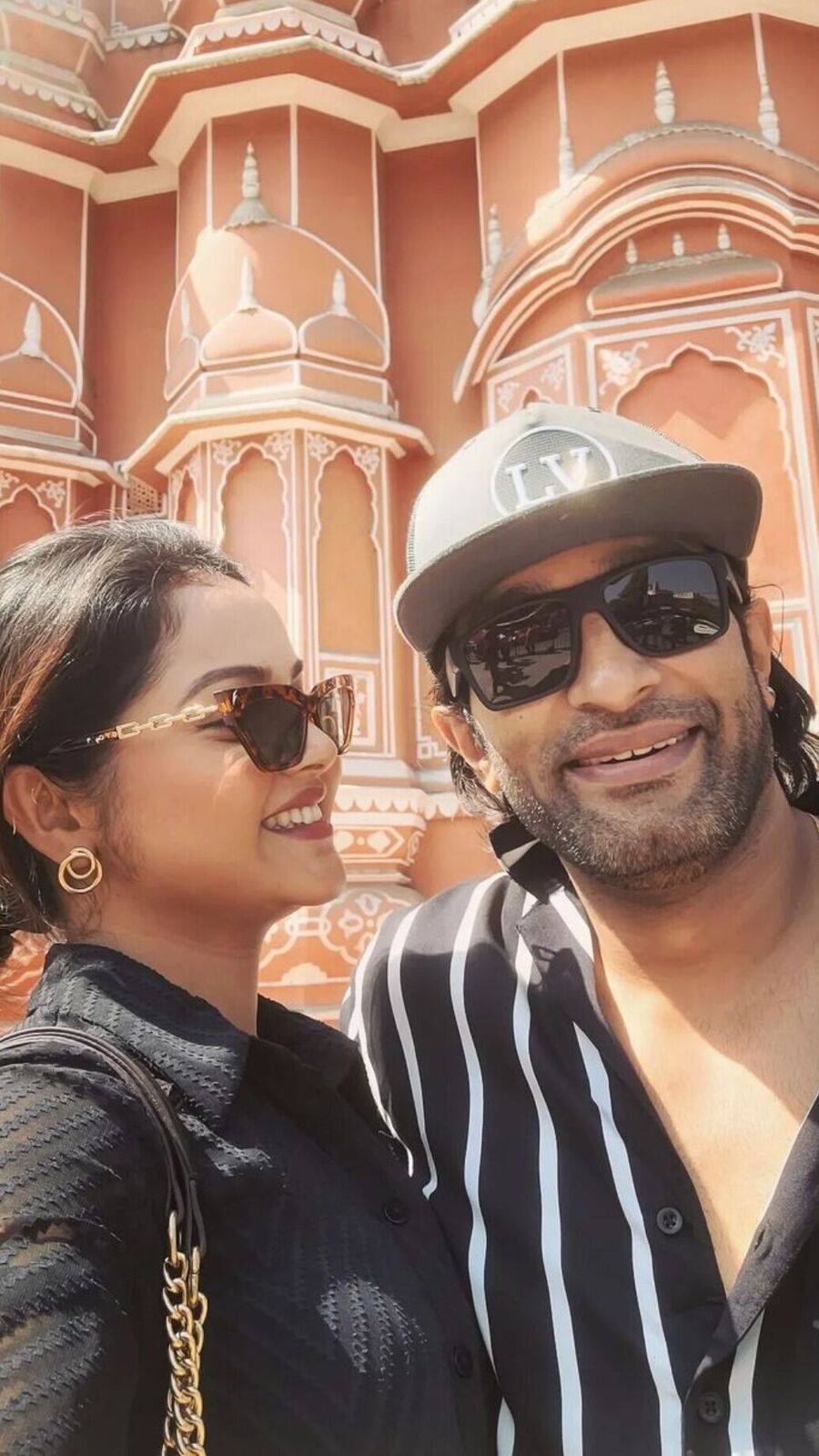 টলিউডের হট কাপল, জয়পুরে হাওয়া মহলের সামনে কী করলেন জিতু-নবনীতা? দেখুন ছবি