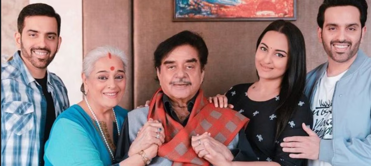 <p>তিন ছেলেমেয়ের সঙ্গে শত্রুঘ্ন সিনহা ও পুনম</p> <p>তিন ছেলেমেয়ের সঙ্গে শত্রুঘ্ন সিনহা ও পুনম</p>