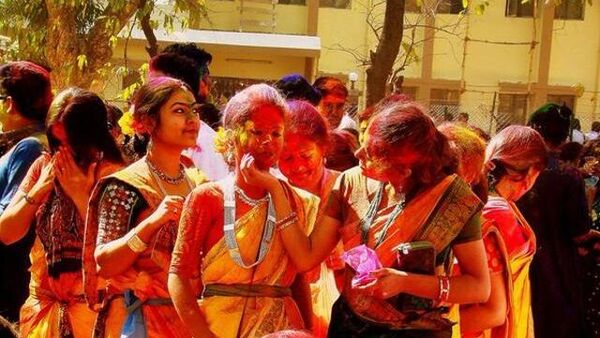 Holi in Educational Institutions: কড়া সতর্কতাকে বুড়ো আঙুল, একাধিক শিক্ষা প্রতিষ্ঠানে সাউন্ড বক্স বাজিয়ে রং খেলা