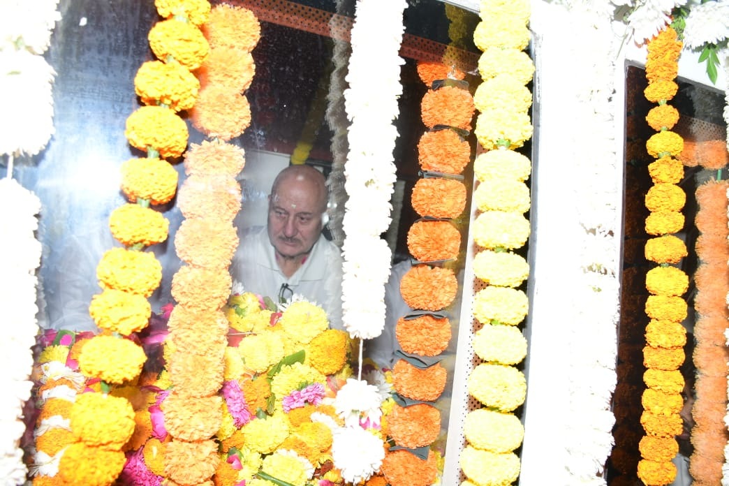 <p>সতীশের শেষযাত্রায় অনুপম খের</p> <p>সতীশের শেষযাত্রায় অনুপম খের</p>