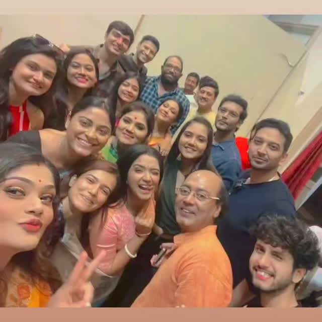 <p>শেষদিনের শ্যুটিং-এ টিম আলতা ফড়িং</p> <p>শেষদিনের শ্যুটিং-এ টিম আলতা ফড়িং</p>