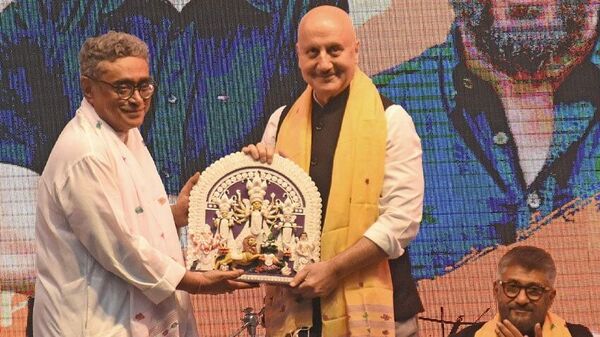 <p>অনুপম খের ও বিবেক অগ্নিহোত্রী</p> <p>অনুপম খের ও বিবেক অগ্নিহোত্রী</p>