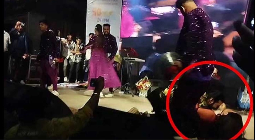 <p>নিরবের কোল থেকে পড়ে যান অপু বিশ্বাস</p> <p>নিরবের কোল থেকে পড়ে যান অপু বিশ্বাস</p>