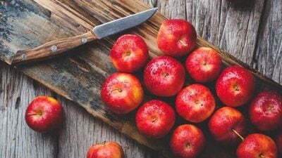 सफरचंद : यामध्ये भरपूर फायबर असते. शिवाय, ते अत्यंत पौष्टिक आहे. परिणामी ते खाल्ल्याने वजन कमी होते. जे इतर फळे खात नाहीत त्यांना हे सफरचंद खाल्ल्याने बरेच फायदे मिळू शकतात.