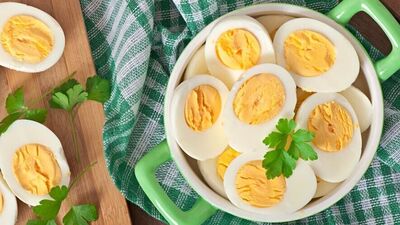 जर तुम्हाला बॅक्टेरियाच्या प्रभावाशिवाय अंडी खायची असतील तर अंडी खोलीच्या तपमानावर ठेवण्याचा प्रयत्न करा. जर बाहेरच वातावरण &nbsp;खूप गरम असेल तर तुम्ही अंडी रेफ्रिजरेटरच्या सामान्य तापमानात ठेवू शकता. तसेच, बाजारातून खरेदी केल्यानंतर ते जास्त काळ साठवून न ठेवणे चांगले. त्यामुळे शरीराला पोषक तत्वांचा पुरवठा योग्य होतो.&nbsp;