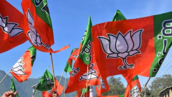 BJP: বুথ প্রতি তিনজন প্রার্থীর নাম পাঠাতে হবে, রাজ্য বিজেপির নির্দেশে চাপে জেলা নেতৃত্ব