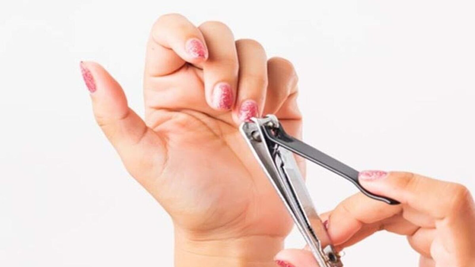Nakhun Katna nails Cutting nails on this day makes poor this day considered auspicious  nail astrology| Nakhun Katna: इस दिन नाखून काटने से हो जाते हैं कंगाल, ये  दिन Nail Cutting के