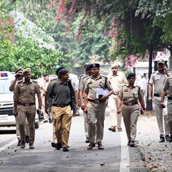 <p>রাহুল গান্ধীর বাসভবনে দিল্লি পুলিশ। (ছবি সৌজন্যে, সঞ্জীব বর্মা/হিন্দুস্তান টাইমস)</p>