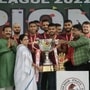 <p>আইএসএল ট্রফি হাতে মুখ্যমন্ত্রী মমতা বন্দ্যোপাধ্যায়। ছবি- এএনআই </p>