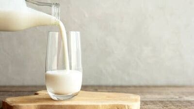 शरीरासाठी सर्वात फायदेशीर पेयांमध्ये दूध पहिल्या क्रमांकावर आहे. विविध पौष्टिक गुणधर्मांमुळे त्याला एक आदर्श अन्न म्हटले जाते. कोमट दूध प्यावे. काहींना थंड दूध जास्त आवडते. दुधाचे सेवन थंड असो वा गरम, दोन्ही बाबतीत दुधाचे फायदे मिळतात.
