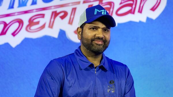 IPL 2023: ముంబై ఇండియన్స్ ను ఐదుసార్లు ఛాంపియన్ గా నిలిపిన రోహిత్ శర్మకు ఆ ఫ్రాంఛైజీ రూ.16 కోట్లు చెల్లిస్తోంది. గతేడాది దారుణమైన ప్రదర్శన నేపథ్యంలో ఈసారి ఈ టీమిండియా కెప్టెన్ ఏం చేస్తాడో చూడాలి.