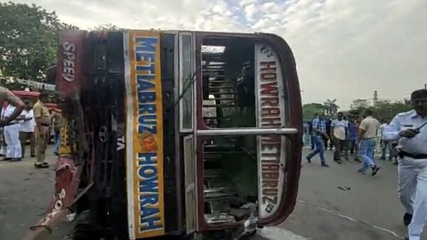 মেয়ো রোডে Minibus দুর্ঘটনা, আহতদের পাশে থাকতে প্রতিযোগিতায় TMC- CPIM