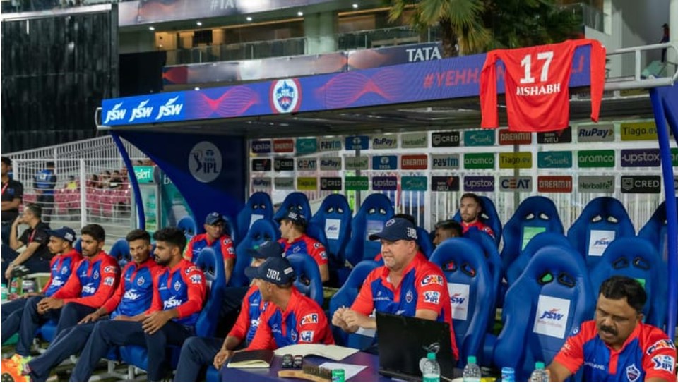 <p>ডাগআউটে ঝুলছে ঋষভ পন্তের জার্সি (ছবি-টুইটার)</p> <p>ডাগআউটে ঝুলছে ঋষভ পন্তের জার্সি (ছবি-টুইটার)</p>
