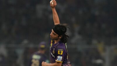 KKR ಪರ ಆಡುವ ಮೊದಲು ಸುಯಶ್​​, ಕಾಣಿಸಿಕೊಂಡಿದ್ದು ಡೆಲ್ಲಿ ಅಂಡರ್-25 ತಂಡದಲ್ಲಿ. ಪ್ರತಿಭೆ ಇದ್ದರೂ ದೆಹಲಿಯ ಹಿರಿಯರ ತಂಡದಲ್ಲಿ ಅವಕಾಶ ಎಂಬುದು ಮರೀಚಿಕೆಯಾಗಿತ್ತು. ಆದರೆ ಅಂತಹ ಆಟಗಾರರನ್ನು ಮೊದಲು ಗುರುತಿಸಿದ್ದು, ಕೆಕೆಆರ್​​ ತಂಡದ ಮುಖ್ಯಕೋಚ್​​ ಚಂದ್ರಕಾಂತ್​ ಪಂಡಿತ್​​​. ಅದಕ್ಕೂ ಮುನ್ನ ಸುಯಶ್ ದೇನಾ ಬ್ಯಾಂಕ್ ಪರ ಆಡಿದ್ದರು. ದೆಹಲಿಯ ಮದ್ರಾಸ್ ಕ್ಲಬ್‌ಗಾಗಿಯೂ ಆಡಿದ್ದರು. ವೀರೇಂದ್ರ ಸೆಹ್ವಾಗ್ ಮತ್ತು ಯುಜ್ವೇಂದ್ರ ಚಹಾಲ್ ಅವರಂತಹ ಕ್ರಿಕೆಟಿಗರು ಮದ್ರಾಸ್ ಕ್ಲಬ್‌ಗಾಗಿ ಈ ಹಿಂದೆ ಆಡಿದ್ದಾರೆ.