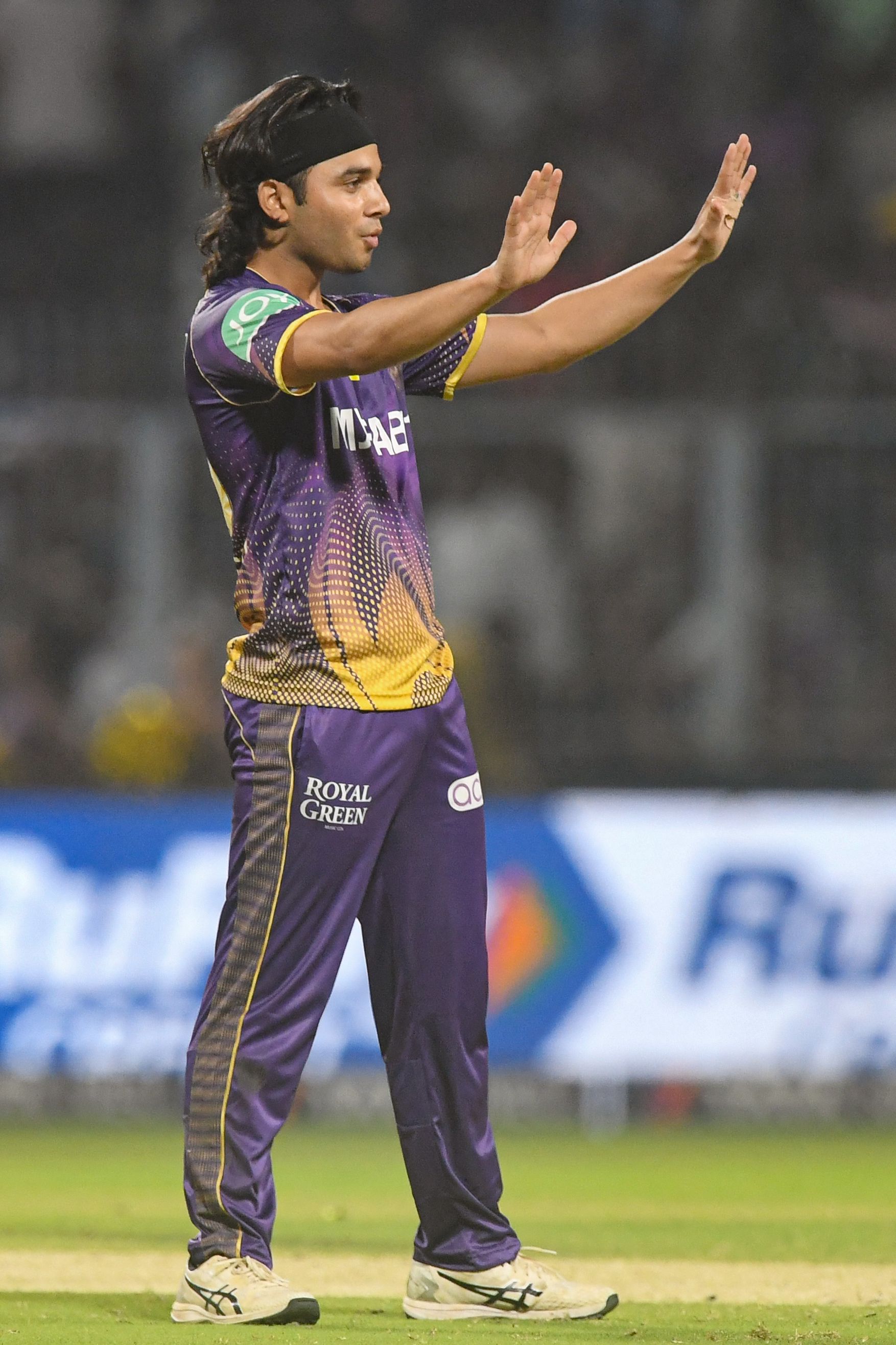 ಸಾವು-ಬದುಕಿನ ನಡುವೆ ರೋಚಕ ಹೋರಾಟ ನಡೆಸಿದ ಸುಯೇಶ್​​, ಕ್ರಿಕೆಟ್​​​ ಜಗತ್ತಿಗೆ ಪರಿಚಯ ಆಗಿದ್ದೇ ರೋಚಕ. ಬಿಸಿಸಿಐ ಆಯೋಜನೆಯ ಯಾವುದೇ ಟೂರ್ನಿಯಲ್ಲೂ ಈವರೆಗೂ ಆಡಿಲ್ಲ. ಫಸ್ಟ್​ಕ್ಲಾಸ್​, ಲೀಸ್ಟ್​ ಎ ಪಂದ್ಯ, ಅಥವಾ ದೆಹಲಿಗಾಗಿ BCCI ಆಯೋಜಿಸಿದ ಯಾವುದೇ T20 ಪಂದ್ಯವನ್ನೂ ಆಡಿಲ್ಲ. ಸುಯಶ್‌ಗೆ ಅಂಡರ್-25 ಹಂತದಲ್ಲಿ ಕ್ಲಬ್ ಕ್ರಿಕೆಟ್ ಆಡಿದ ಅನುಭವ ಬಿಟ್ಟರೆ, ಸ್ಪರ್ಧಾತ್ಮಕ ಕ್ರಿಕೆಟ್ ಆಡಿದ ಅನುಭವವೇ ಇಲ್ಲ. ಈಗ 20 ಲಕ್ಷ ಪಡೆದು ಕೆಕೆಆರ್ ಪರ ಆಡುತ್ತಿದ್ದಾರೆ. ಈತ ಅತ್ಯಂತ ಬಡ ಕುಂಟುಂಬದಿಂದ ಬಂದ ಹುಡುಗ.