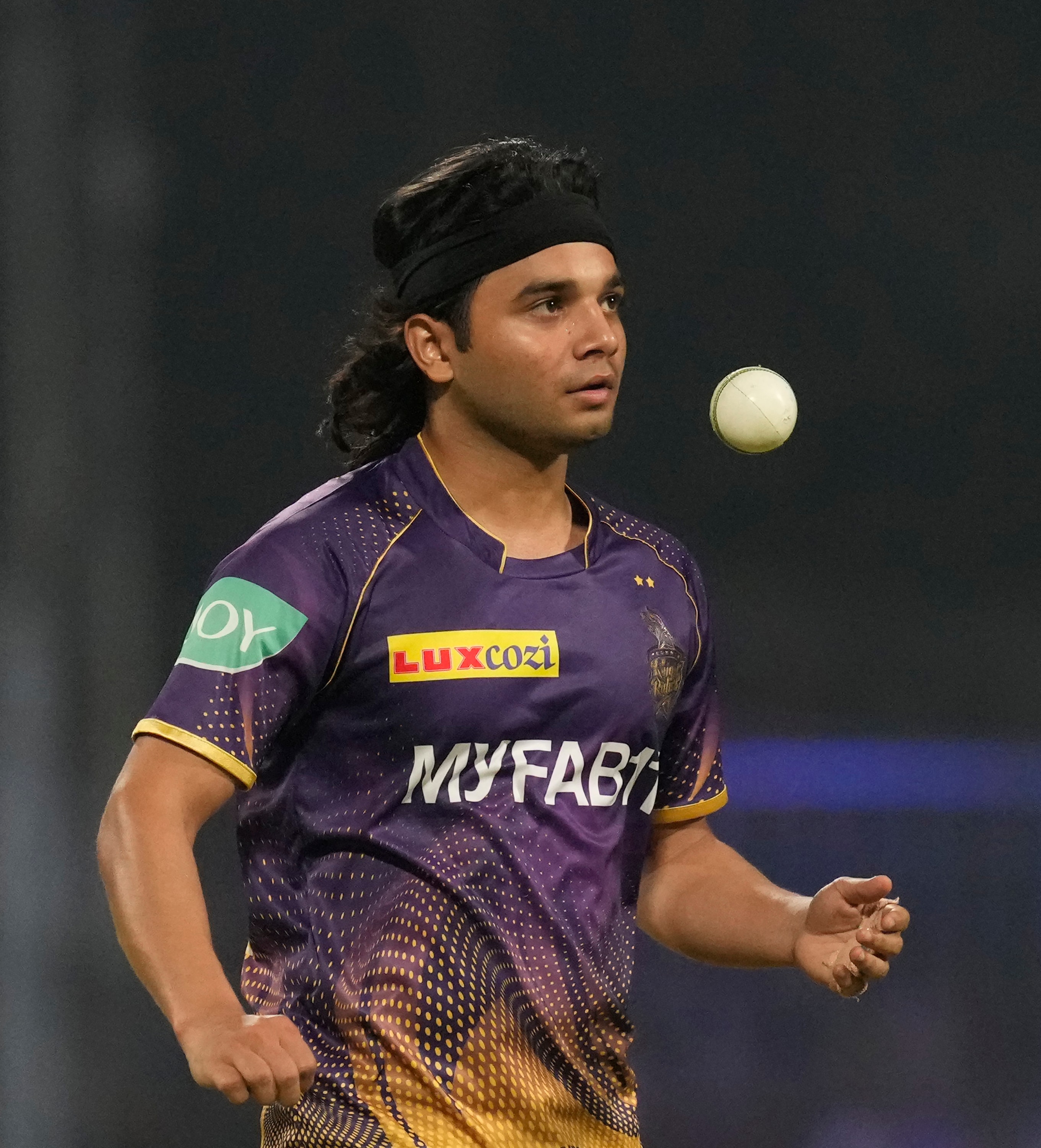 ತಂದೆಯ ನಿಧನದ ಆಘಾತದ ಬೆನ್ನಲ್ಲೇ ಕೊರೊನಾ ಕಾರಣದಿಂದ ಅವರ ಕೋಚ್​ ಕೊನೆಯುಸಿರೆಳೆದರು. ಕೋವಿಡ್‌ನ 2ನೇ ತರಂಗದ ಸಮಯದಲ್ಲಿ ಕೋಚ್ ಸುರೇಶ್ ಬಾತ್ರಾ ನಿಧನರಾದರು. ಜೀವ ಕೊಟ್ಟ, ಜೀವನ ಕಟ್ಟಿಕೊಡುತ್ತಿದ್ದ ತಂದೆ ಮತ್ತು ಮಾರ್ಗದರ್ಶಕನ ನಿಧನದ ನಡುವೆಯೂ ಕಠಿಣ ಶ್ರಮ ನಿಲ್ಲಿಸಲಿಲ್ಲ. ಛಲದೊಂದಿಗೆ ನೋವಿನ ಜೊತೆ ಹೋರಾಟ ನಡೆಸಿದರು.