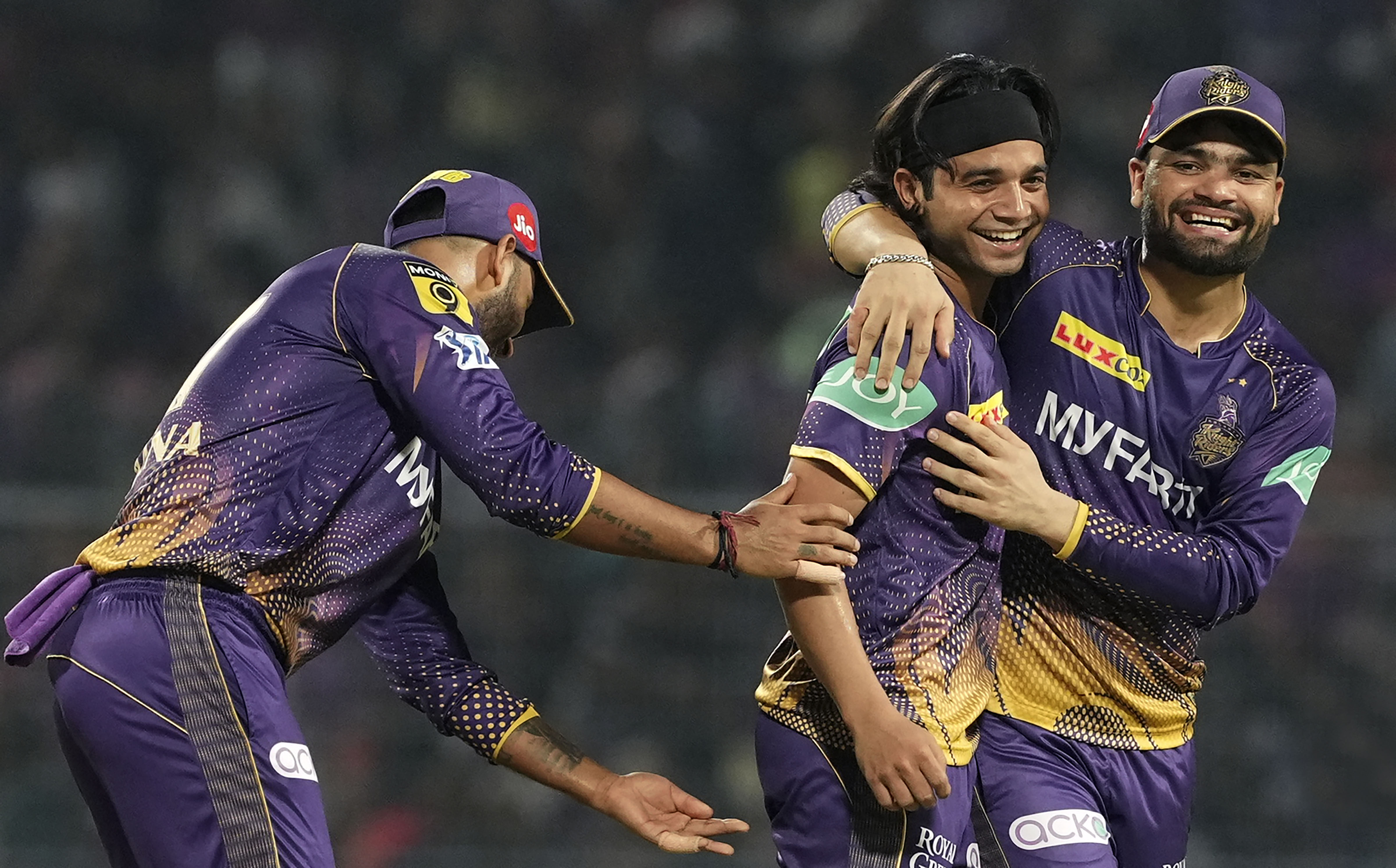 ಒಪ್ಪೊತ್ತಿನ ಊಟಕ್ಕೂ ಪರದಾಡಿದ ದಿನಗಳು ಆತನ ಕಣ್ಮುಂದೆ ಹಾದು ಹೋಗಿವೆ. ಆದಾಯದ ಮೂಲವೇ ಇಲ್ಲದಿದ್ದ ಕಾರಣ ಹಣಕಾಸಿನ ಅಭಾವ ಎದ್ದು ಕಾಡುತ್ತಿತ್ತು. ಇದರೆಲ್ಲ ಜೊತೆಗೆ ಸುಯೇಶ್​ ಅವರ ತಂದೆ ಮಾರಕ ಕ್ಯಾನ್ಸರ್​​ನಿಂದ ನಿಧನ. ಈ ನೋವಿನಲ್ಲೂ ಪ್ರತಿಭಾವಂತ ಕ್ರಿಕೆಟಿಗನ ಕ್ರಿಕೆಟ್​​​ ಕನಸು ಕಮರಲಿಲ್ಲ. ಪ್ರತಿಭೆ ಇದ್ದರೂ ಅವಕಾಶ ಅವಕಾಶ ಹುಡುಕಿಕೊಂಡು ಬರಲಿಲ್ಲ. ಪ್ರತಿ ಹಂತದಲ್ಲೂ ಅಗ್ನಿಪರೀಕ್ಷೆ ಎದುರಿಸಿದರು. ಇದು ಸತ್ವ ಪರೀಕ್ಷೆಯೂ ಆಗಿತ್ತು.