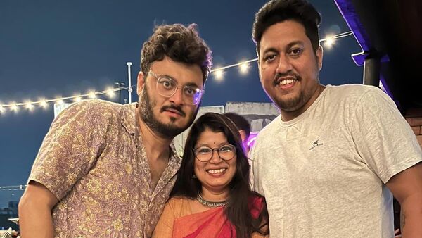 <p>পরিচালক দেবালয় ভট্টাচার্য ও কস্টিউম ডিজাইনার প্রিয়া বালার সঙ্গে সঙ্গীত পরিচালক অমিত চট্টোপাধ্যায়</p> <p>পরিচালক দেবালয় ভট্টাচার্য ও কস্টিউম ডিজাইনার প্রিয়া বালার সঙ্গে সঙ্গীত পরিচালক অমিত চট্টোপাধ্যায়</p>