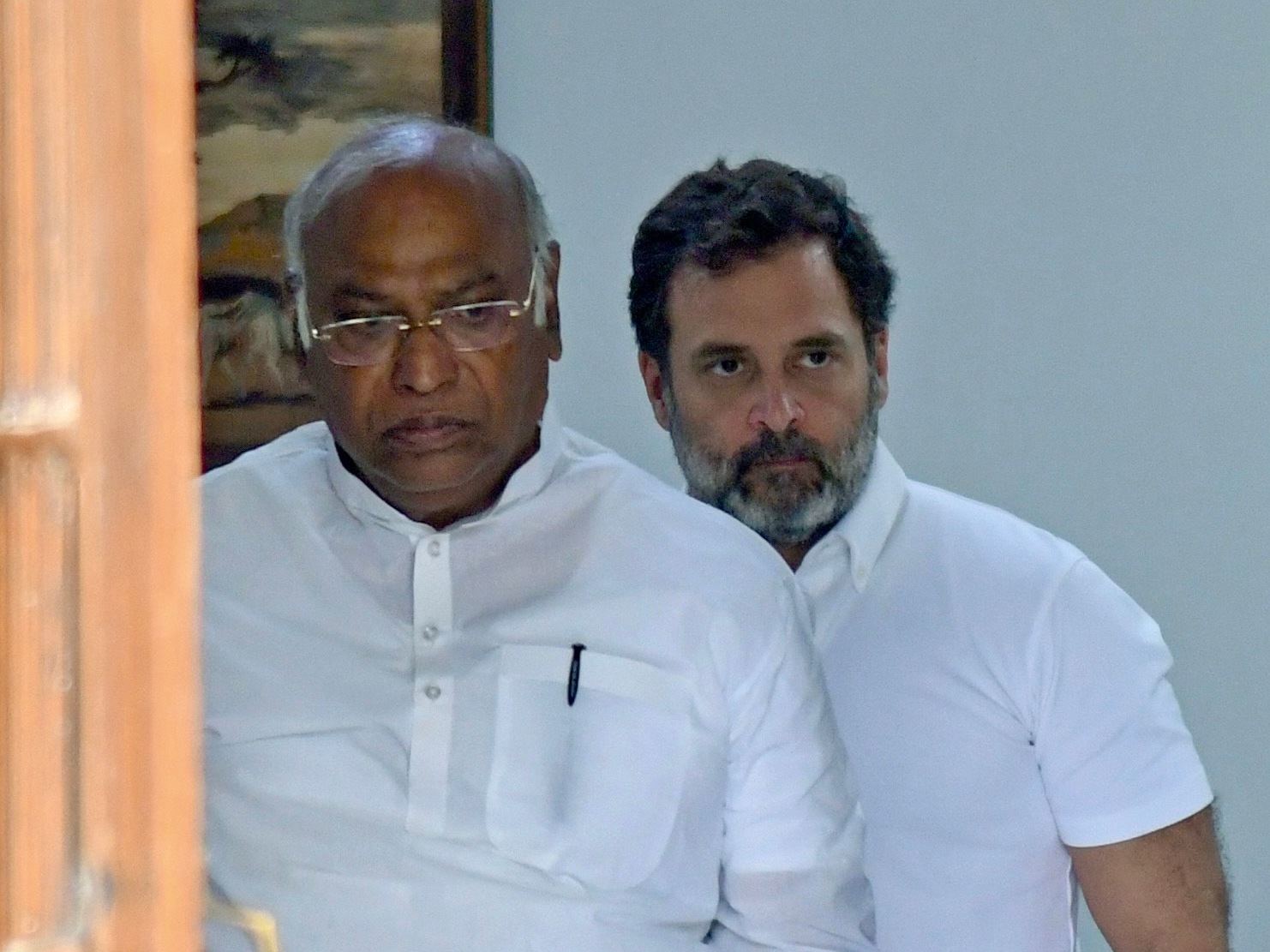 ರಾಹುಲ್ ಗಾಂಧಿ ಕಳೆದ ತಿಂಗಳು ಇಂಗ್ಲೆಂಡ್‌ಗೆ ಹೋಗಿದ್ದರು. ಅಲ್ಲಿ ಸಭೆಯೊಂದರಲ್ಲಿ ಮಾತನಾಡಿದ ರಾಹುಲ್‌ ಗಾಂಧಿ ಅವರು, ವೀರ್ ಸಾವರ್ಕರ್ ತಮ್ಮ 5-6 ಸ್ನೇಹಿತರ ಜೊತೆ ಸೇರಿ ಮುಸ್ಲಿಂ ವ್ಯಕ್ತಿಯನ್ನು ಹೊಡೆಯುತ್ತಿದ್ದಾರೆ ಎಂದು &nbsp;ಪುಸ್ತಕದಲ್ಲಿ ಬರೆದಿದ್ದಾರೆ. ವೀರ್ ಸಾವರ್ಕರ್ ಅದನ್ನು ಆನಂದಿಸಿದ್ದಾರೆ ಎಂಬುದು ಇದರಿಂದ ತಿಳಿಯಬಹುದು ಎಂದು ಪ್ರತಿಕ್ರಿಯಿಸಿದ್ದಾರೆ. ನಾವು ರಾಹುಲ್ ಗಾಂಧಿ ಮತ್ತು ಅವರ ಕೆಲವು ಅನುಯಾಯಿಗಳಿಂದ ತಥಾಕಥಿತ ಅರ್ಜಿಗಳು ಮತ್ತು ಪಿಂಚಣಿಗಳ ಬಗ್ಗೆ ಸಾಕಷ್ಟು ಕೇಳುತ್ತಿದ್ದೇವೆ. ವಾಸ್ತವವಾಗಿ &nbsp;ಅವು &nbsp;ಜೀವನಾಂಶ ಭತ್ಯೆ ಮತ್ತು ಕ್ಷಮಾದಾನ ಅರ್ಜಿಗಳಾಗಿದ್ದವು. ಇದೇ ಕಾರಣಕ್ಕೆ ನಾವು ನ್ಯಾಯಾಲಯದ ಮೊರೆ ಹೋಗಿದ್ದೇವೆ ಎಂದು ಸಾತ್ಯಕಿ ಸುದ್ದಿ ಸಂಸ್ಥೆಗೆ ತಿಳಿಸಿದರು