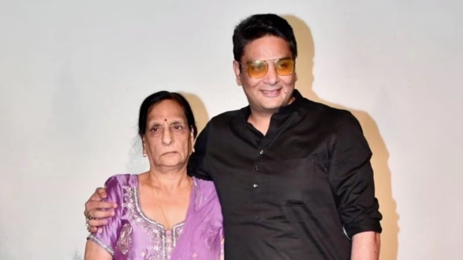 <p>মায়ের সঙ্গে মুকেশ</p> <p>মায়ের সঙ্গে মুকেশ</p>