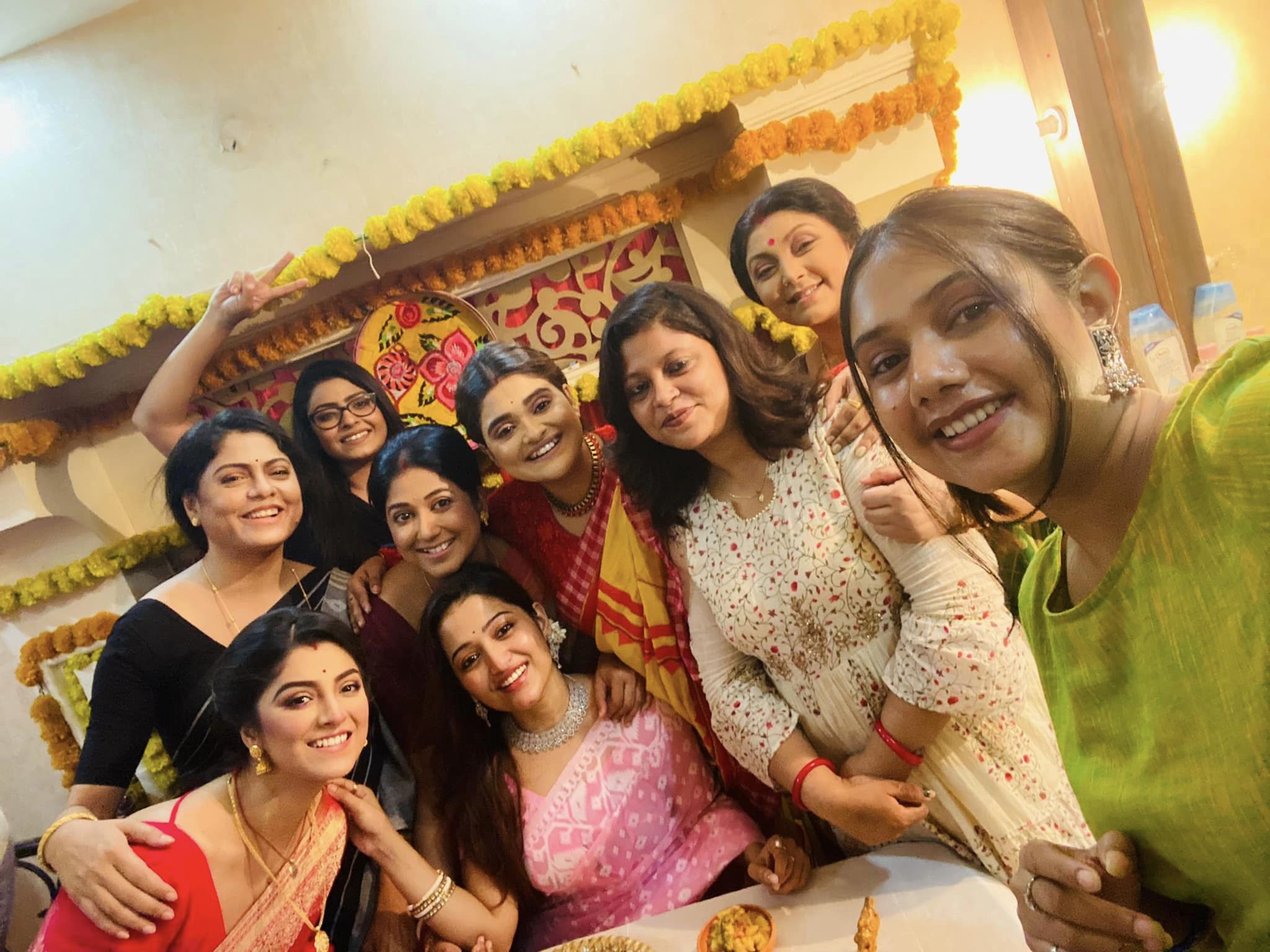 <p>সোহাগ জলের সহ-কর্মীদের সঙ্গে হাসি মুখে হবু কনে (ছবি-ফেসবুক)</p> <p>সোহাগ জলের সহ-কর্মীদের সঙ্গে হাসি মুখে হবু কনে (ছবি-ফেসবুক)</p>