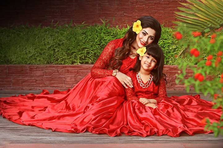 <p>মেয়ে মিশেল আমানি সায়রার সঙ্গে অভিনেত্রী বাঁধন</p> <p>মেয়ে মিশেল আমানি সায়রার সঙ্গে অভিনেত্রী বাঁধন</p>