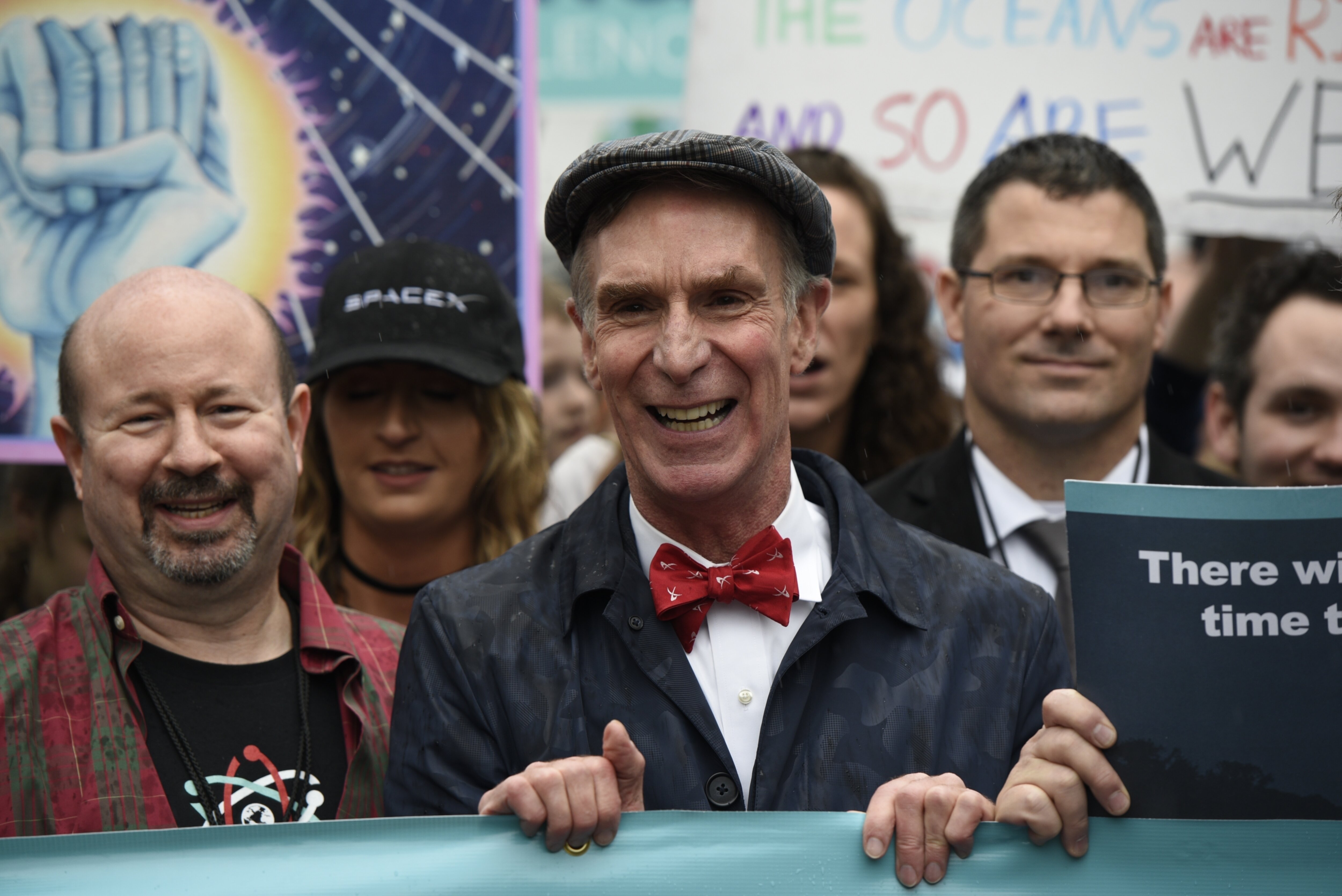 २२ एप्रिल १९७० रोजी विस्कॉन्सिनचे यूएस सिनेटर गेलॉर्ड नेल्सन यांनी पहिल्यांदा हा दिवस साजरा केला. मागील वर्षी, कॅलिफोर्नियातील सांता बार्बरा येथे मोठ्या प्रमाणात तेल सांडले होते. परिणामी प्रदूषण झाले.&nbsp;&nbsp;