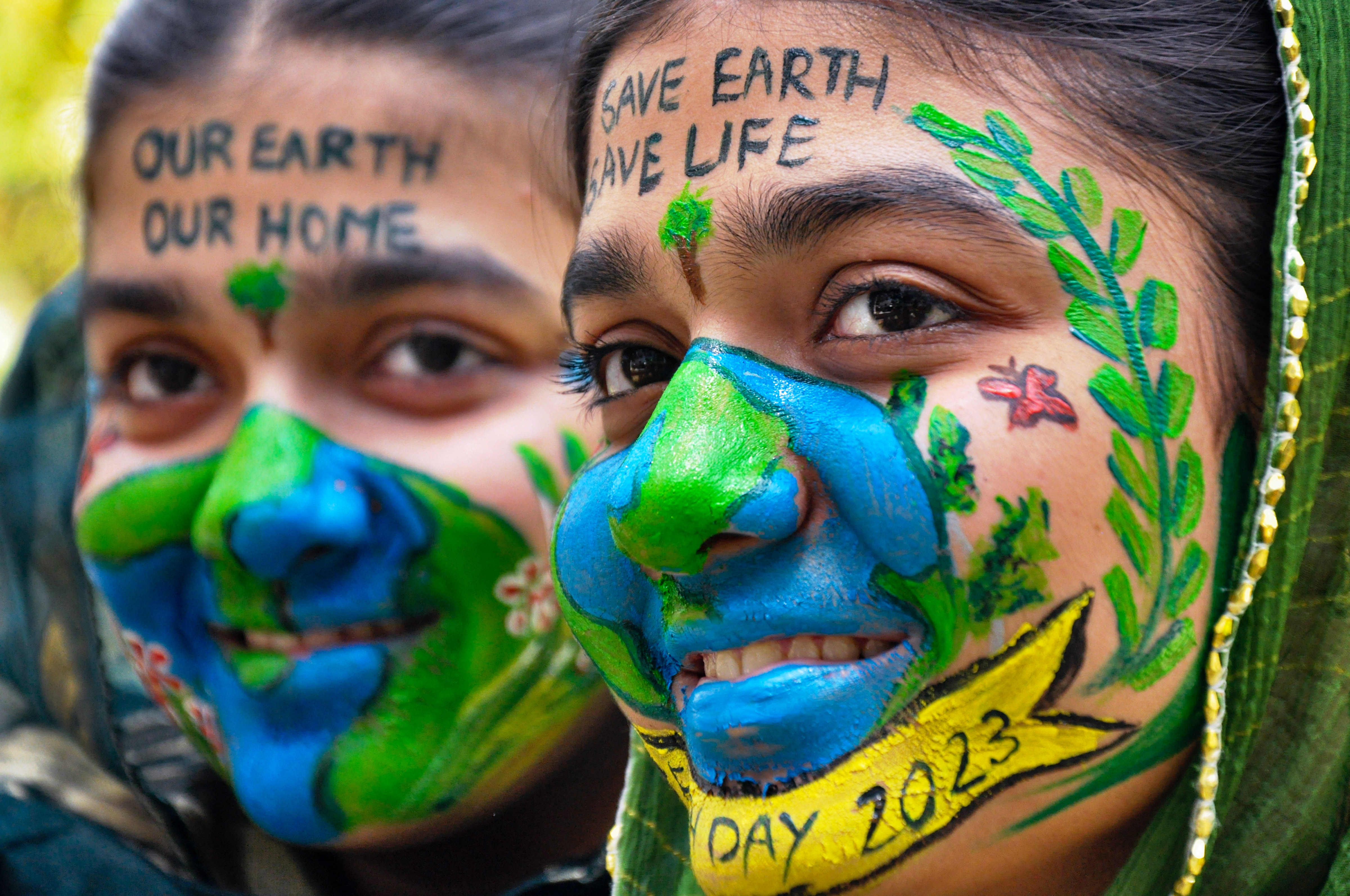 ती घटना पाहून गेलॉर्डने असा कार्यक्रम आयोजित केला होता. पहिल्या जागतिक वसुंधरा दिनाला झालेली गर्दी अविश्वसनीय होती. सुमारे २ कोटी लोक तिथे येतात.