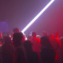 <p>নাচে মশগুল লোকেদের শরীরের উত্তাপ দিয়ে বিদ্যুৎ তৈরির চেষ্টা ক্লাবের! চলতে পারে AC</p>