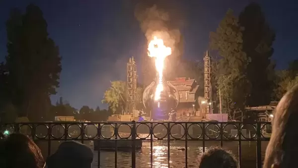 Disneyland Fire Accident: আগুনের খেলাই কাল হল ডিজনিল্যান্ডের! নিজের মুখের আগুনেই পুড়ে ছাই ড্রাগন