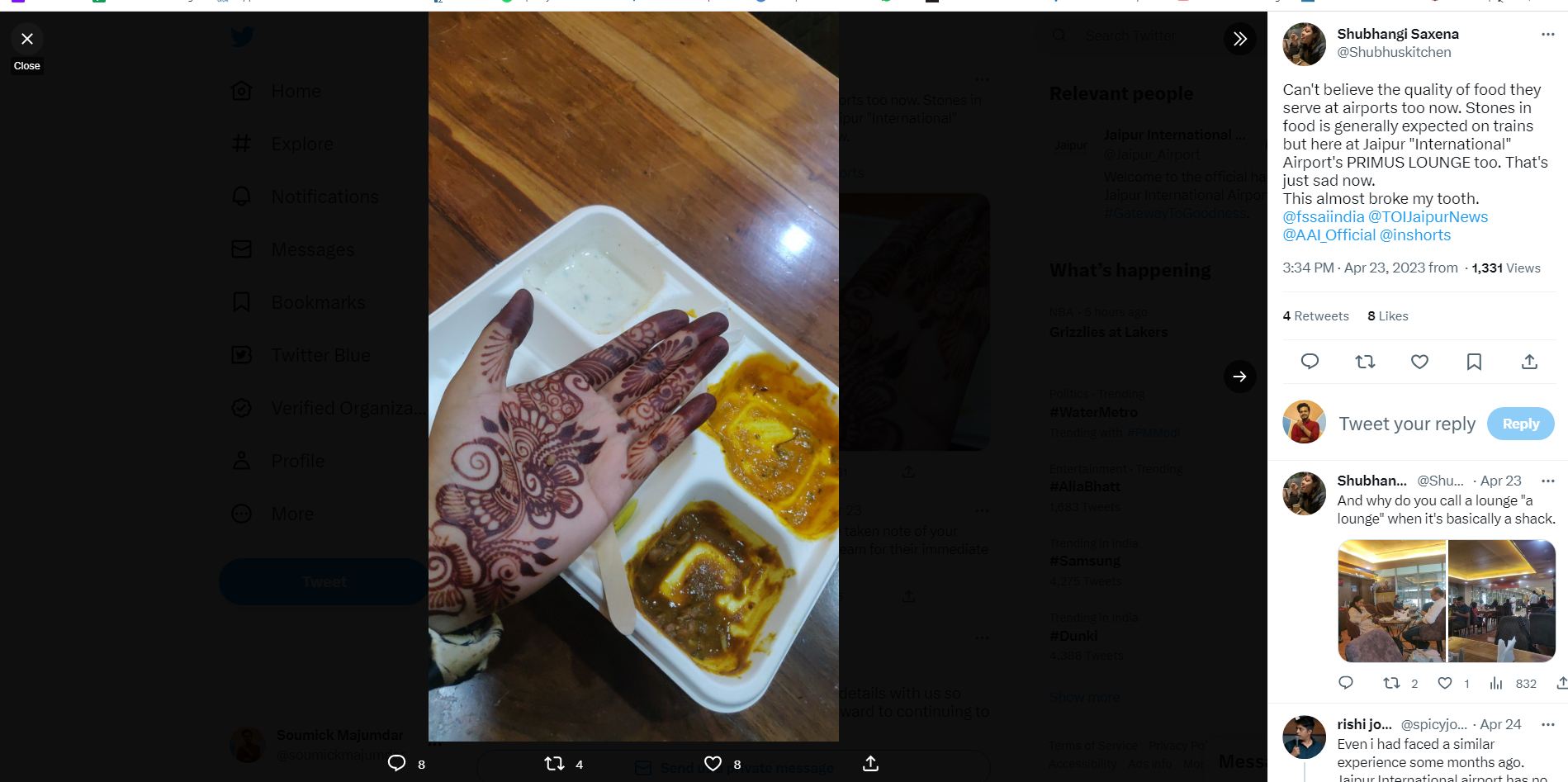 Shubhu's Kitchen Jaipur Airport :&nbsp;गेल्या काही दिवसांपासून विमानांमध्ये होणाऱ्या गुन्हेगारीच्या घटनांमध्ये वाढ होत असतानाच आता जयपुरमधील विमानतळाच्या कँटिनमधील जेवणात खडा निघाल्याचा धक्कादायक प्रकार समोर आला आहे.