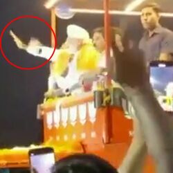 <p>মোদীর দিকে ছোড়া হল ফোন, বড় গলদ নিরাপত্তায়, কে ছুড়লেন? জানাল পুলিশ</p>