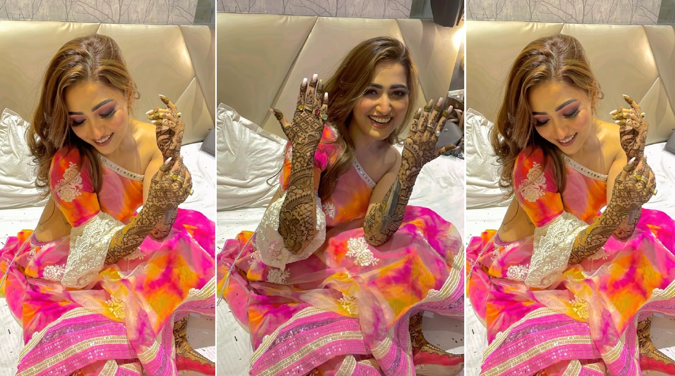 <p>মেহেন্দির সাজে সুদীপ্তা</p> <p>মেহেন্দির সাজে সুদীপ্তা</p>