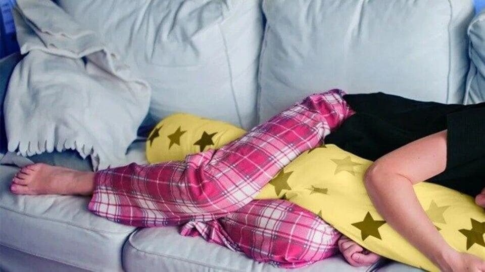 తలకు దిండుపెట్టుకొని నిద్రపోయే అలవాటు చాలా మందికి ఉంటుంది. అయితే కొంతమందికి పక్కన దిండు పెట్టుకోనిదే నిద్రపోలేరు. ఇలా సైడ్ దిండుతో నిద్రపోయే అలవాటు మీకుందా? అయితే ఇది చదవండి. తలకు దిండుపెట్టుకొని నిద్రపోయే అలవాటు చాలా మందికి ఉంటుంది. అయితే కొంతమందికి పక్కన దిండు పెట్టుకోనిదే నిద్రపోలేరు. ఇలా సైడ్ దిండుతో నిద్రపోయే అలవాటు మీకుందా? అయితే ఇది చదవండి. 