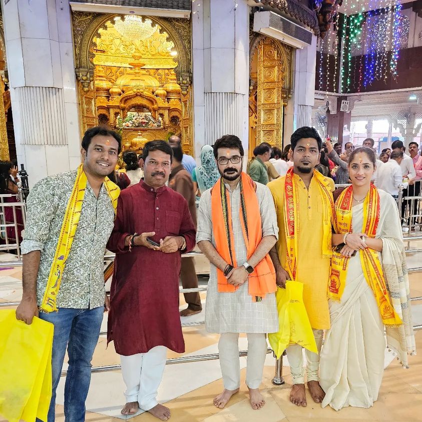 <p>সিদ্ধি বিনায়ক মন্দিরে প্রসেনজিৎ</p> <p>সিদ্ধি বিনায়ক মন্দিরে প্রসেনজিৎ</p>