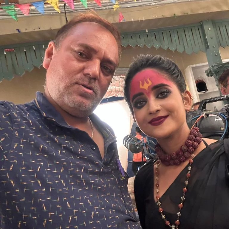 <p>সৌমিতৃষার সঙ্গে পরিচালক রাজেন্দ্র প্রসাদ দাস (ছবি সৌজন্যে ফেসবুক)</p> <p>সৌমিতৃষার সঙ্গে পরিচালক রাজেন্দ্র প্রসাদ দাস (ছবি সৌজন্যে ফেসবুক)</p>