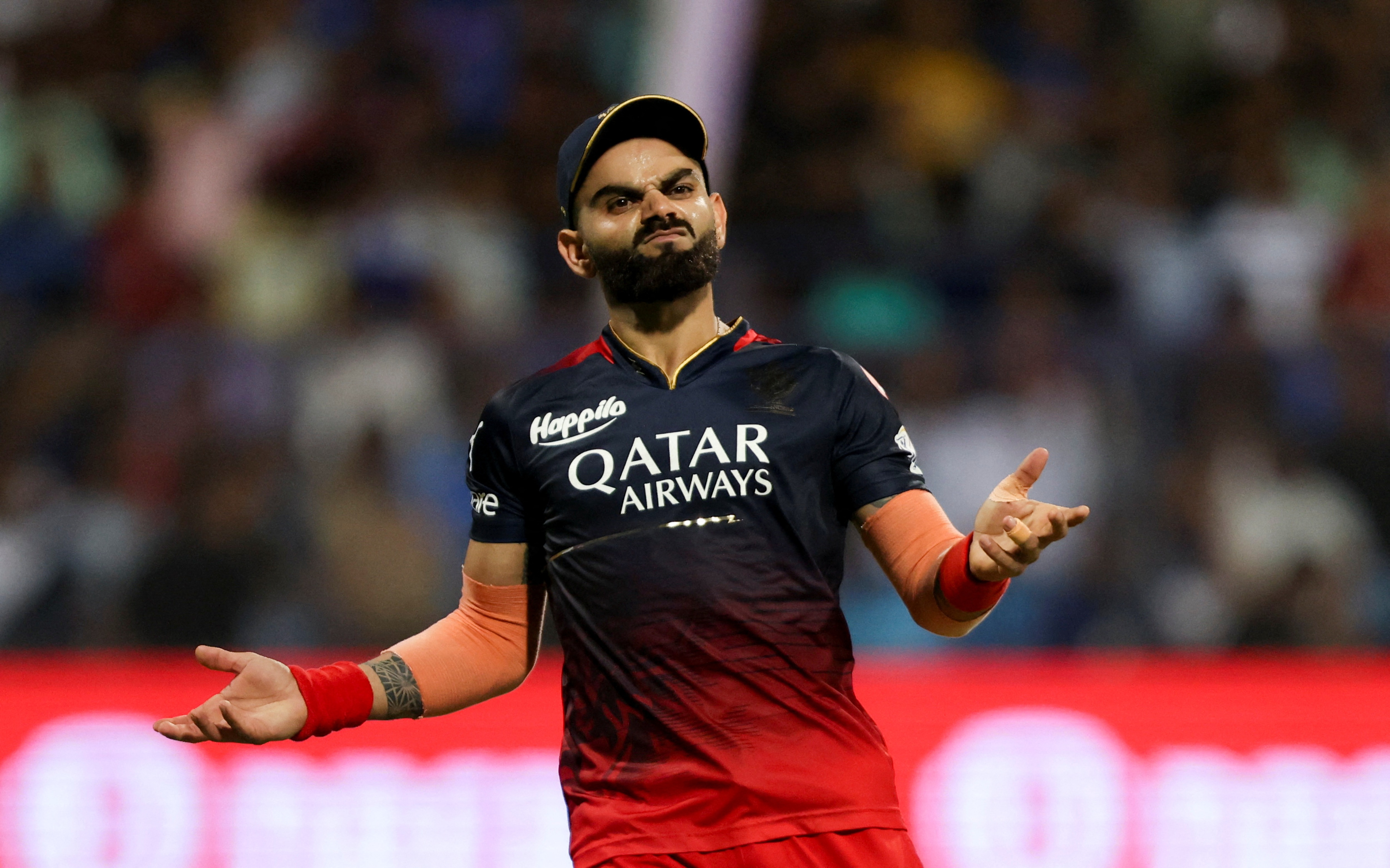 మంగళవారం వాంఖడేలో ముంబై ఇండియన్స్‌పై కోహ్లి నిరాశపరిచాడు. 1 పరుగు మాత్రమే చేశాడు. అయితే ఆరెంజ్ క్యాప్ పోరులో కోహ్లీ టాప్ ఫైవ్ లో ఉన్నాడు. RCB స్టార్ విరాట్ కోహ్లీ 11 మ్యాచ్‌ల్లో మొత్తం 420 పరుగులు చేశాడు. అతని అత్యధిక స్కోరు 82 నాటౌట్. సగటు 42.00. స్ట్రైక్రేట్ 133.75.