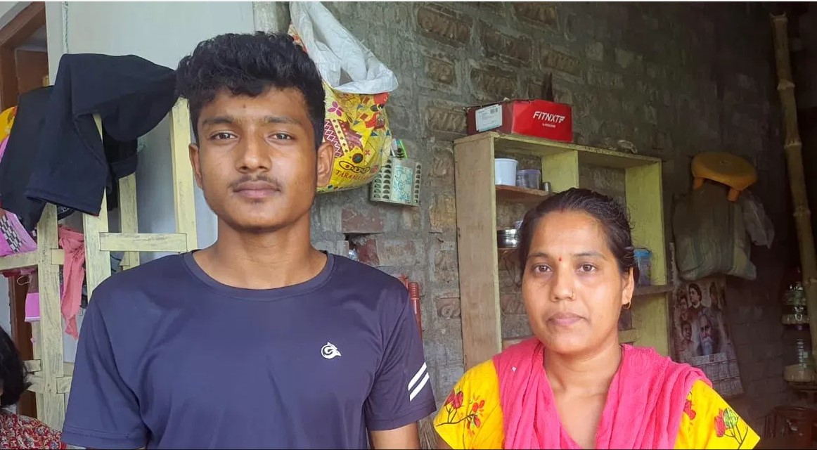 <p>মা দুর্গা সরকারের সঙ্গে বাংলার প্রতিভাবান তরুণ ফুটবলার প্রেমাংশু ঠাকুর</p> <p>মা দুর্গা সরকারের সঙ্গে বাংলার প্রতিভাবান তরুণ ফুটবলার প্রেমাংশু ঠাকুর</p>