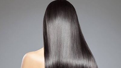 अनेकांना सरळ केस आवडतात. त्यासाठी पार्लरमध्ये जाऊन वेगवेगळी केमिकल्स किंवा हेअर स्ट्रेटनर वापरतात. पण त्याचे साइड इफेक्ट्स आहेत. त्यामुळे केसांची वाढ थांबते. अनेक प्रकरणांमध्ये केस रफ आणि निर्जीव होतात.